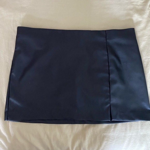 H&M black leather skirt - Picture 2 of 4